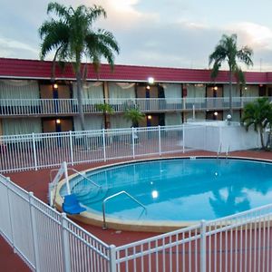 Express Inn & Suites - 5 Miles From St Petersburg Clearwater Airport